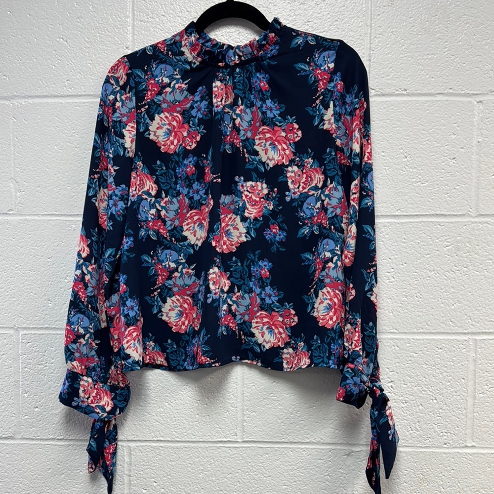 Wayf Elegant Blouse in Navy with Floral Print and Long Sleeves